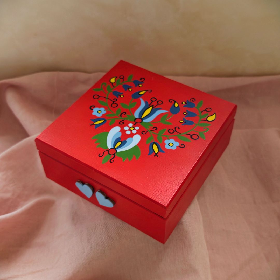 Czerwona szkatułka z kaszubskim motywem Czerwona szkatulka z kaszubskim motywem