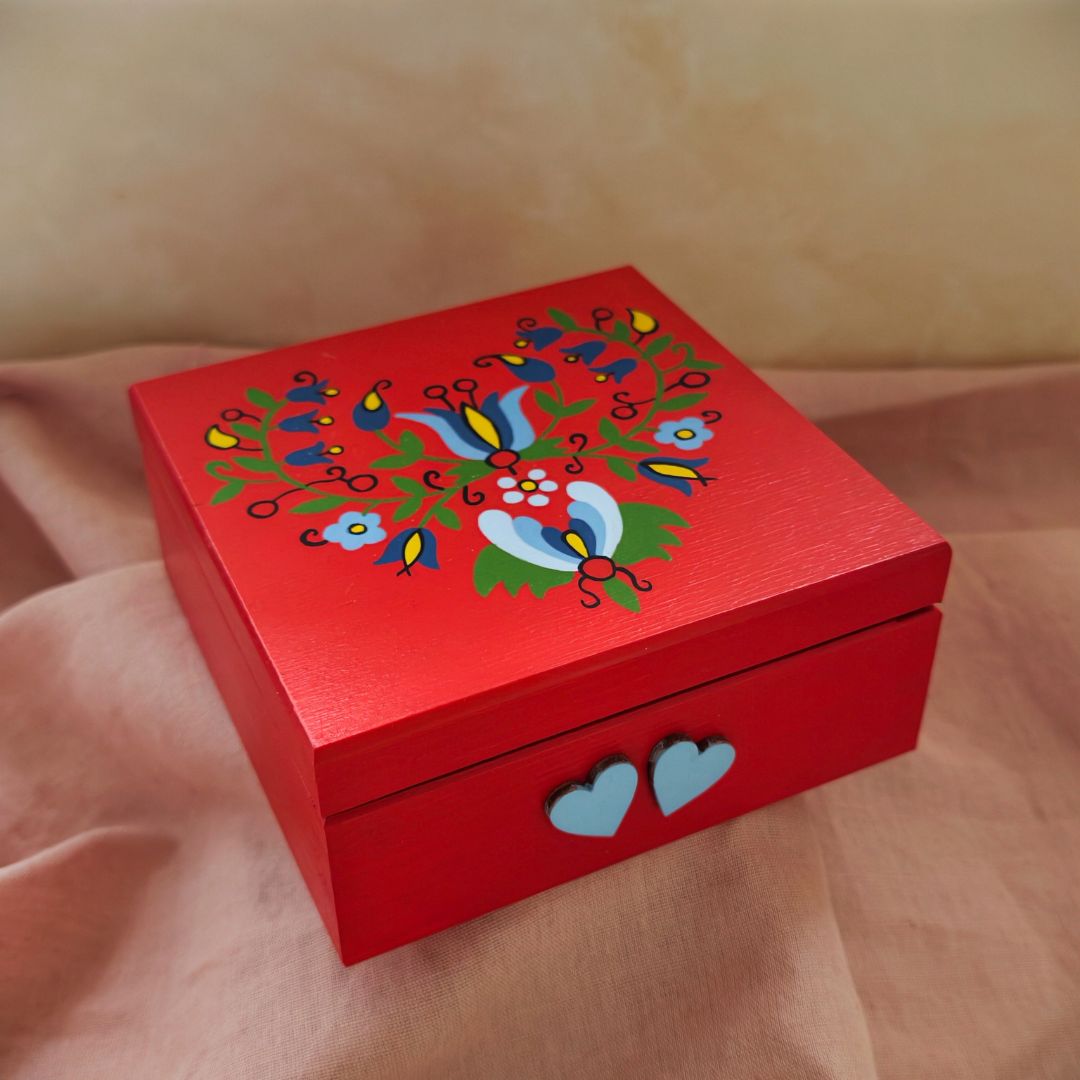 Czerwona szkatułka Pudełko Kaszubskie z koronką „Serce” – czerwone