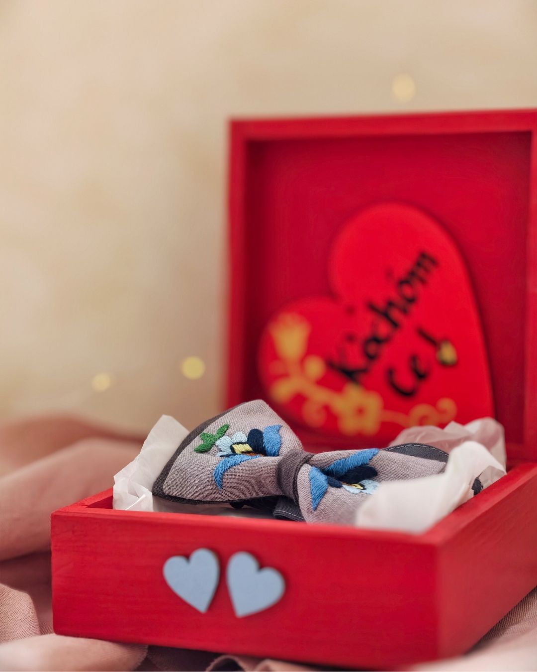 Haftowana muszka w czerwonej szkatułce Haftowana muszka w czerwonej szkatulce