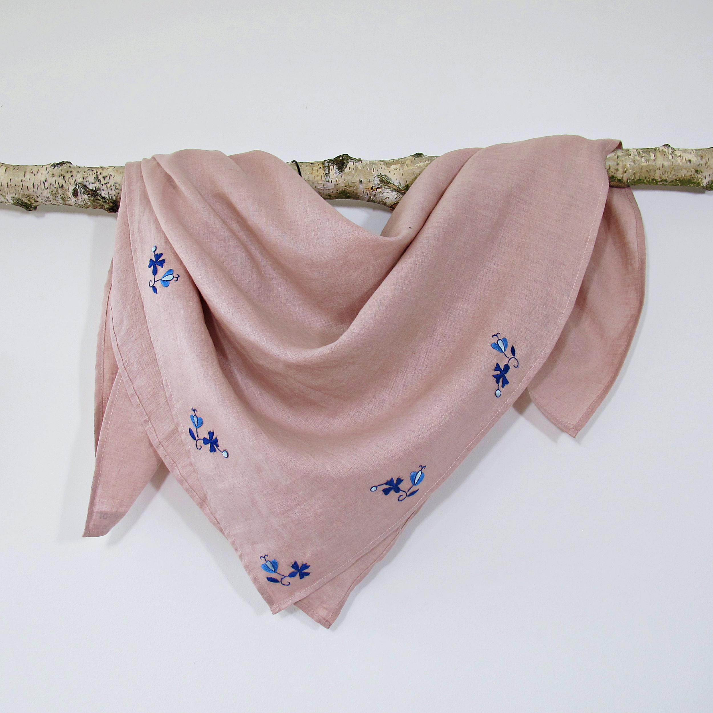Lniana chusta z haftem – różowa trójkątna