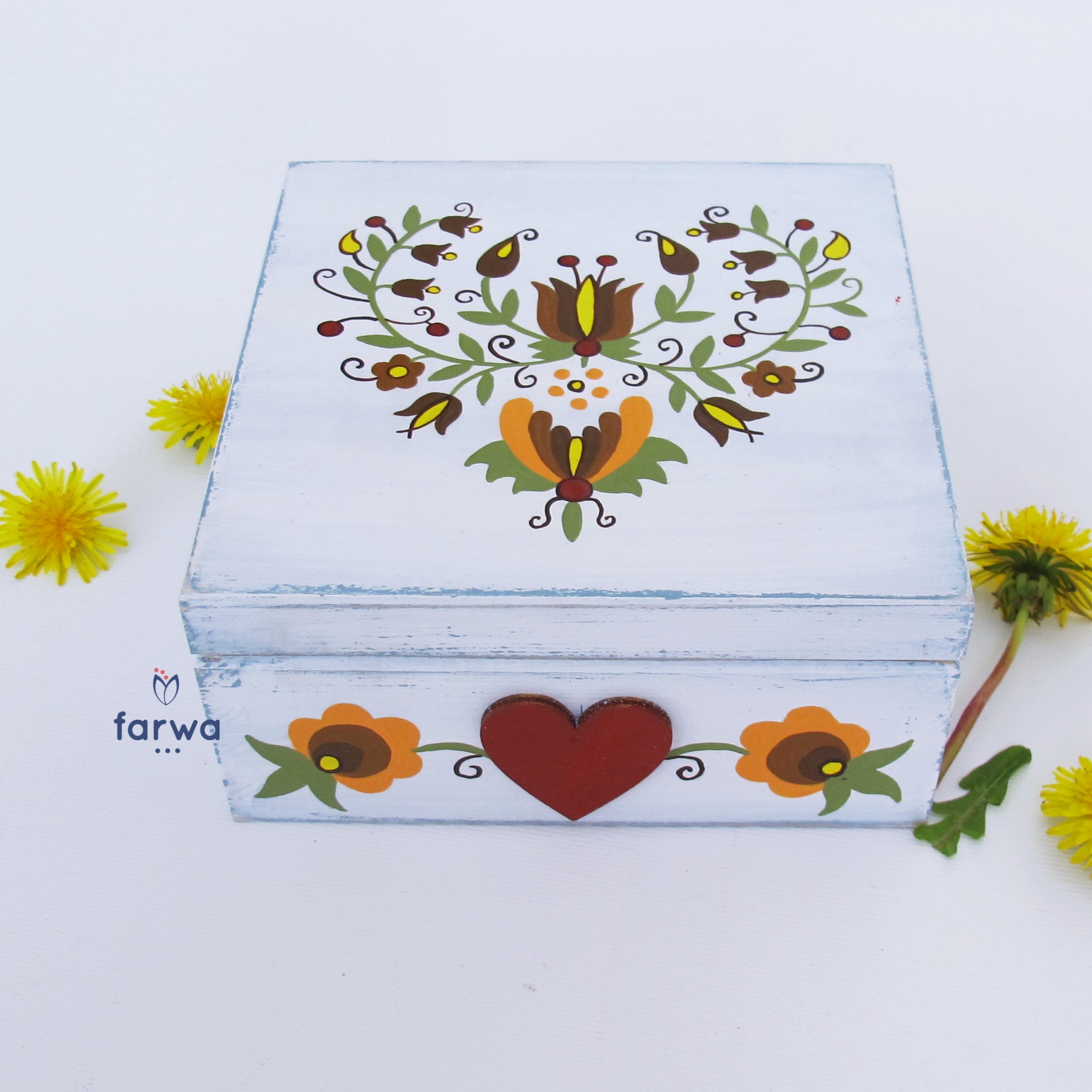 Kaszubskie pudełko „Serce” – białe  – haft borowiacki