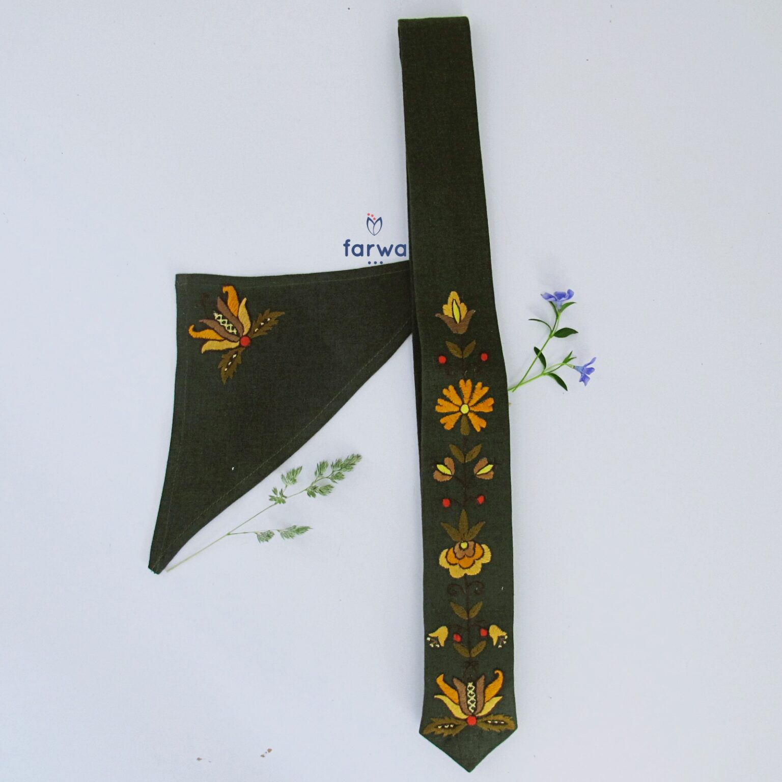 Komplet Krawat & Poszetka ( Butonierka) lniany kaszubski – zielony – haft borowiacki