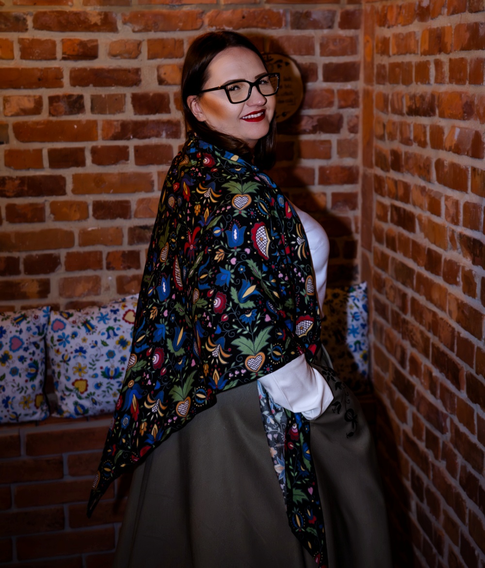 Chusta czarna 2 Czarna Chusta z haftem wdzydzkim- wiskoza – Trójkąt