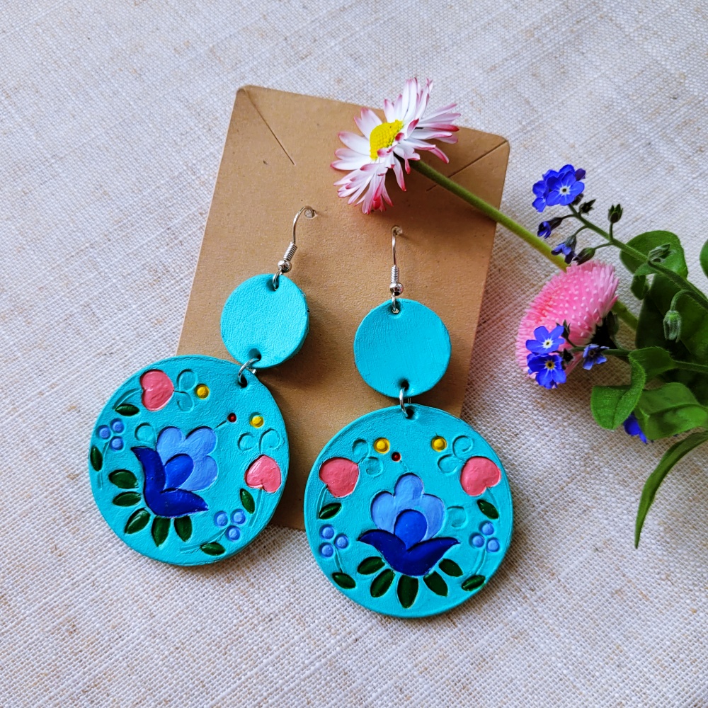 Kolczyki ze skóry turkus jasny 2 Kolczyki ze skóry Turkusowe jasne – Tulipan & Serca – bigle