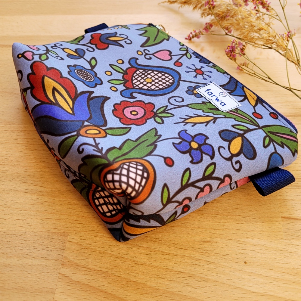 Kosmetyczka mała haft wdzydzki niebieska 4 Kosmetyczka mala haft wdzydzki niebieska